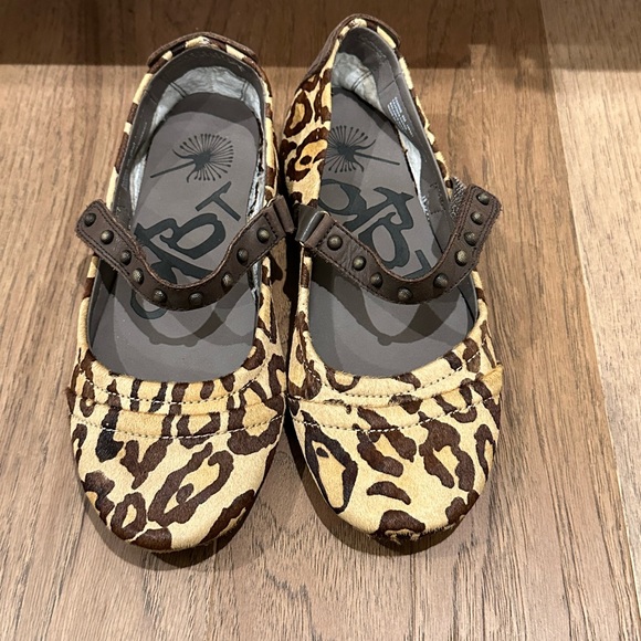 Shoes - OTBT leopard flats. Size 6. EUC.
